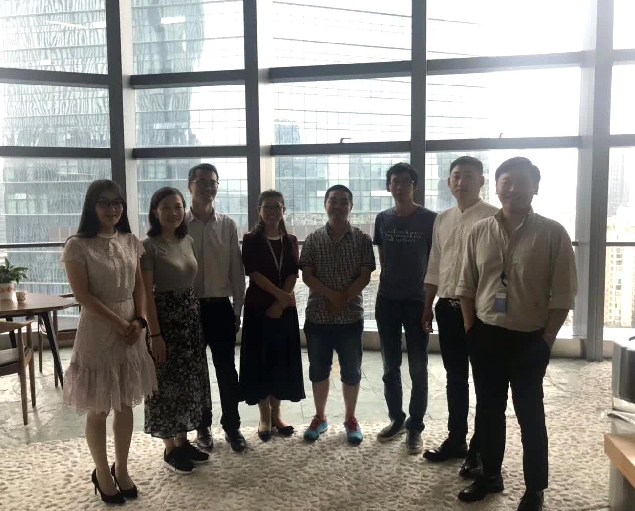 参加本次 PVTsim 软件培训的人员在办公楼内合影