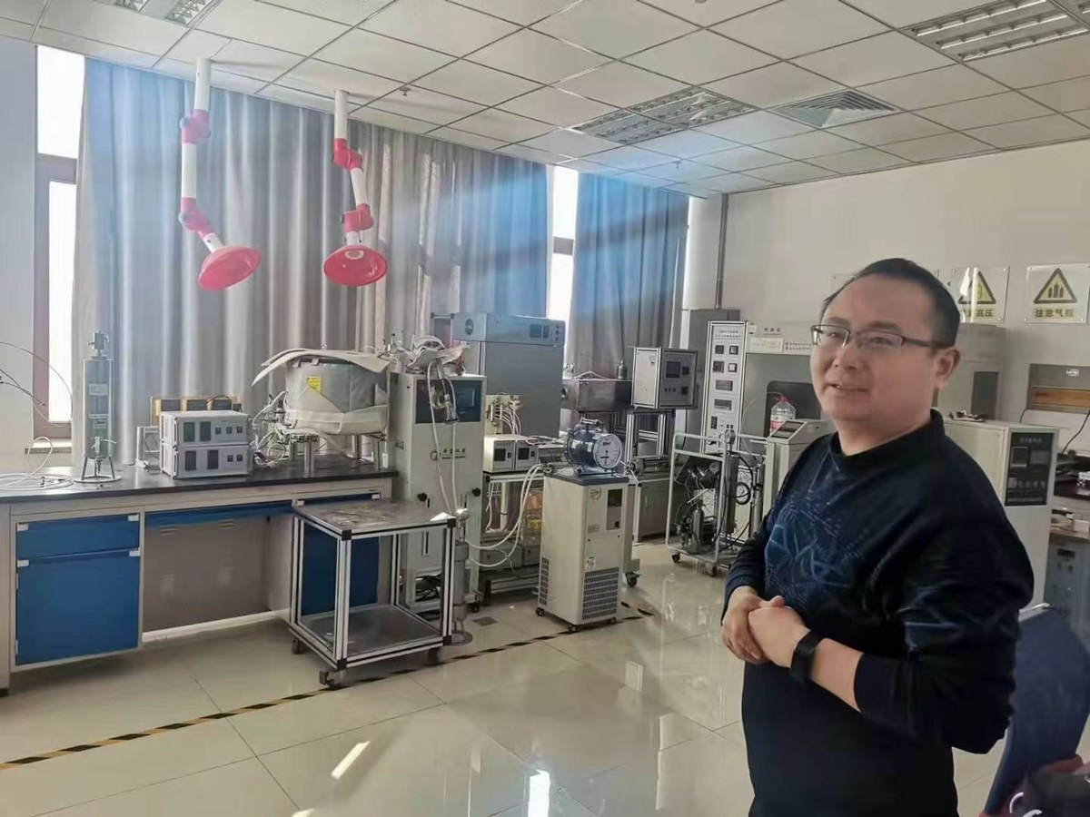 嘉城恒业技术人员在实验中心实验室与对方人员交流实验装置相关话题