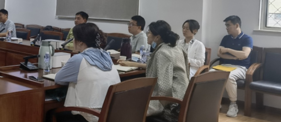 与会人员听取讲解并结合资料进行讨论