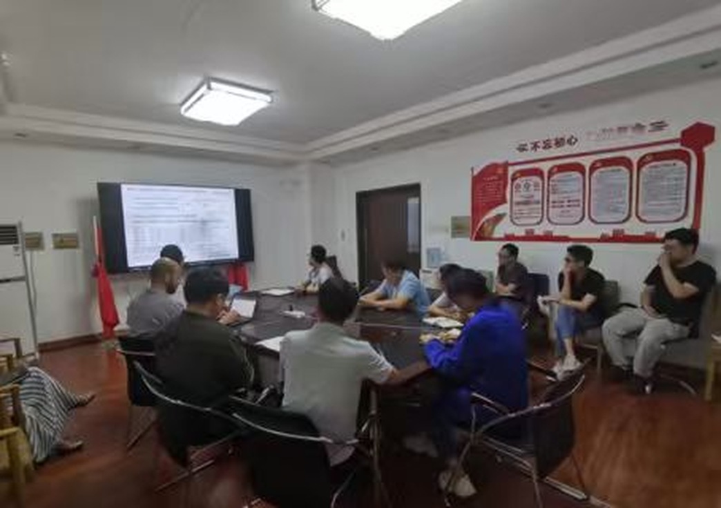 渤海实验中心另一场交流现场，与会人员围桌研讨