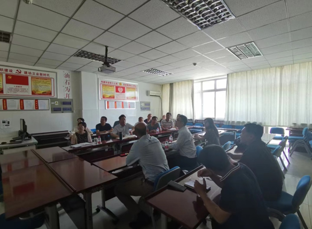 吐哈油田另一场技术交流现场，与会人员分排就座