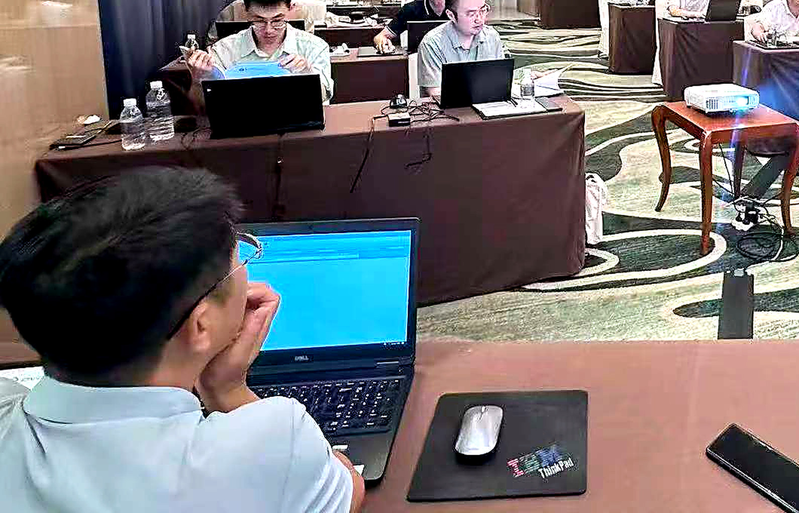 参训人员在培训现场进行 PVTsim 软件上机操作