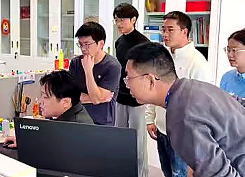 研究院技术人员与嘉城恒业技术团队围绕 PVTsim 计算结果现场讨论
