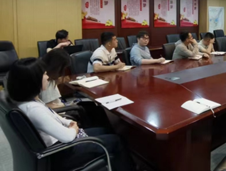 与会人员听取技术讲解并记录