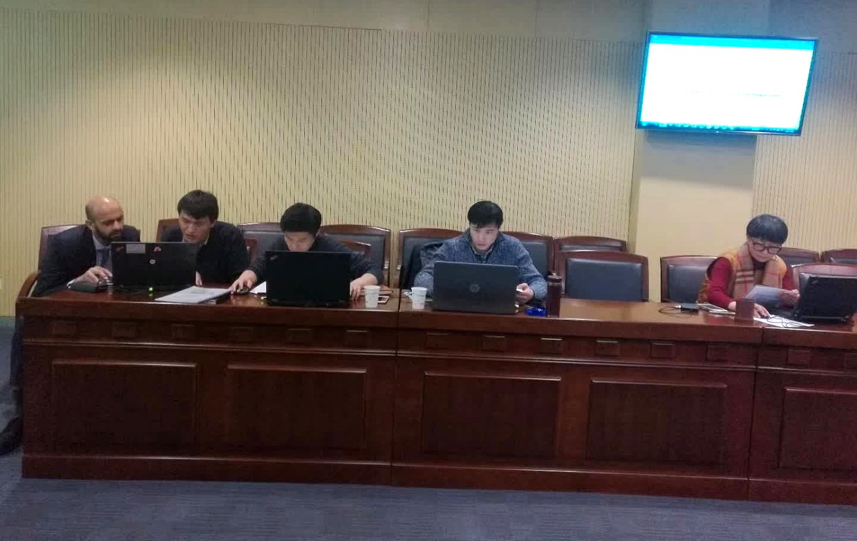 长桌一侧并排坐着参会人员，每人面前一台笔记本电脑，CALSEP 讲师坐在其中