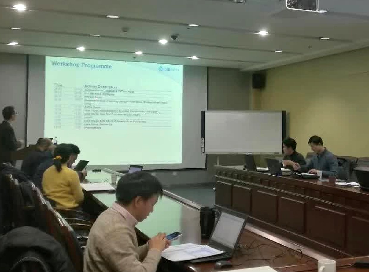 会场投影屏幕显示 Workshop Programme 课程表，左侧为时间、右侧为活动内容