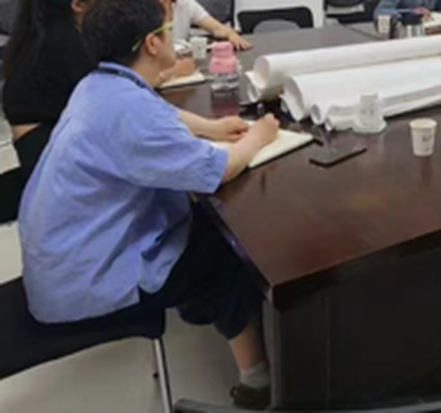 与会人员在技术交流现场边听讲解边做记录
